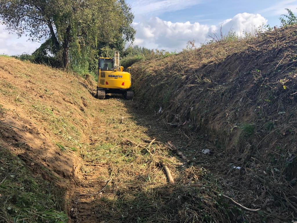 Neteja de rieres per evitar l'acumulació d'aigua