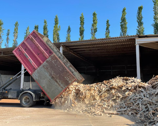 Descàrrega de residus vegetals per a la producció d'estella forestal