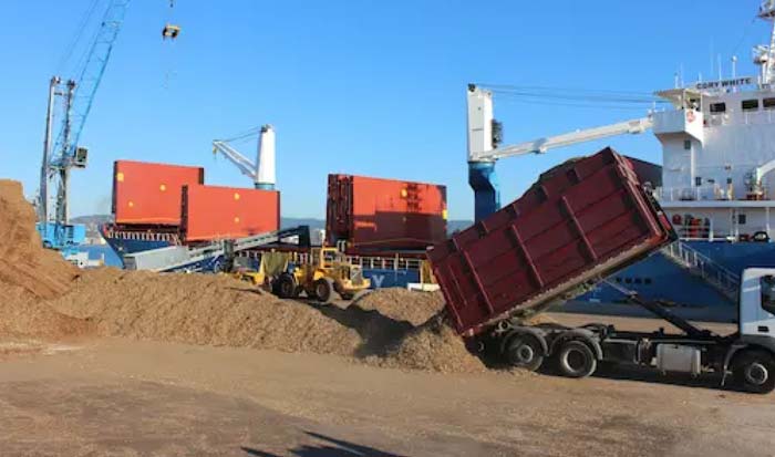 Transport d'estella forestal per a la seva exportació